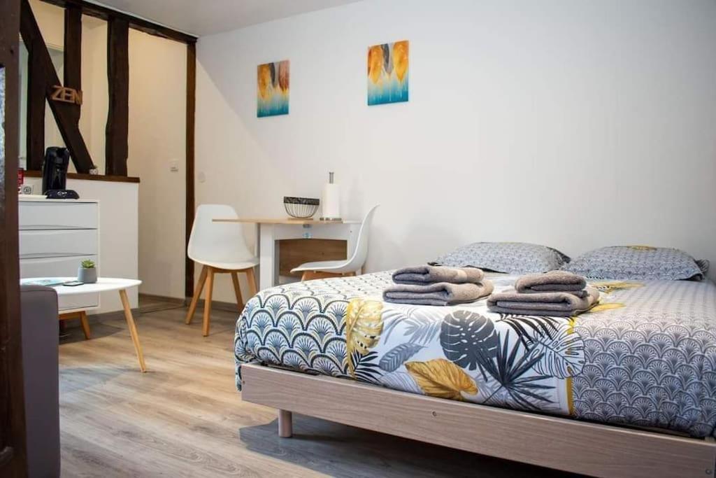 Studio Charmant Confortable Tv Centre Ville Louviers Esterno foto
